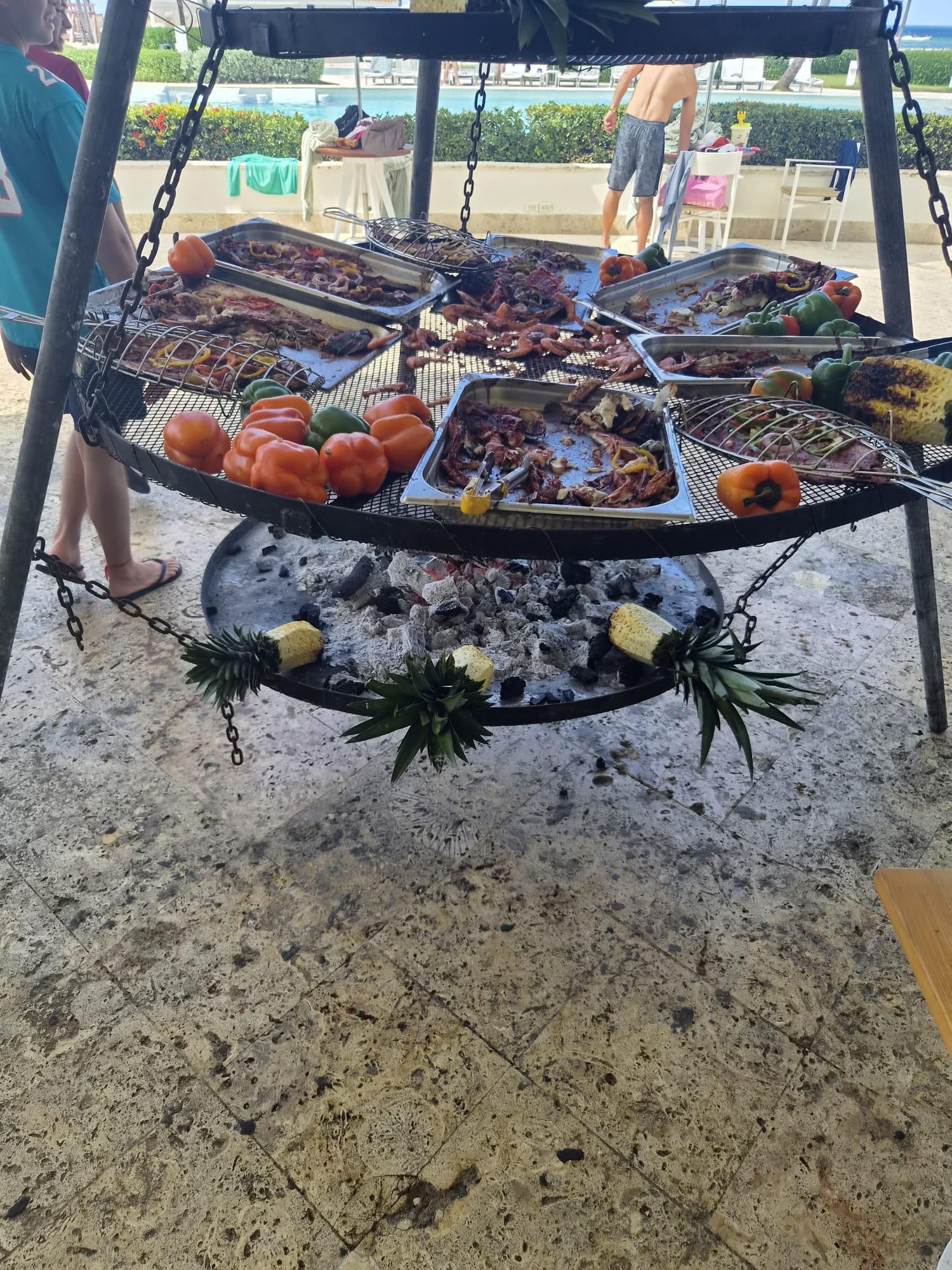 Barbecue au bord de la piscine