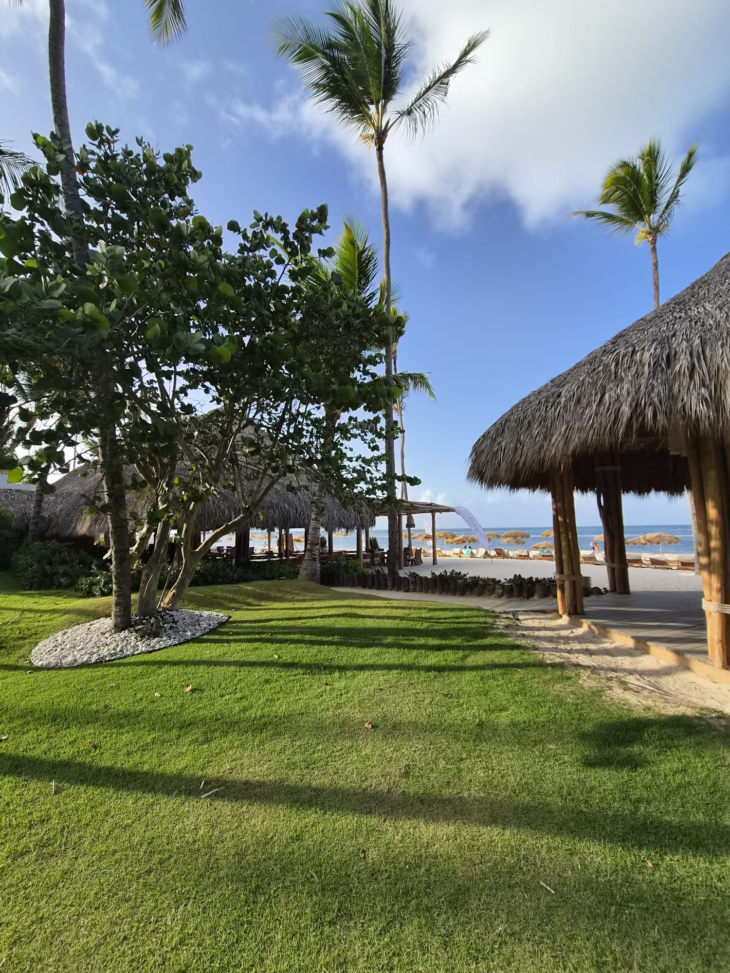 La palapa et sa pelouse face à l'océan