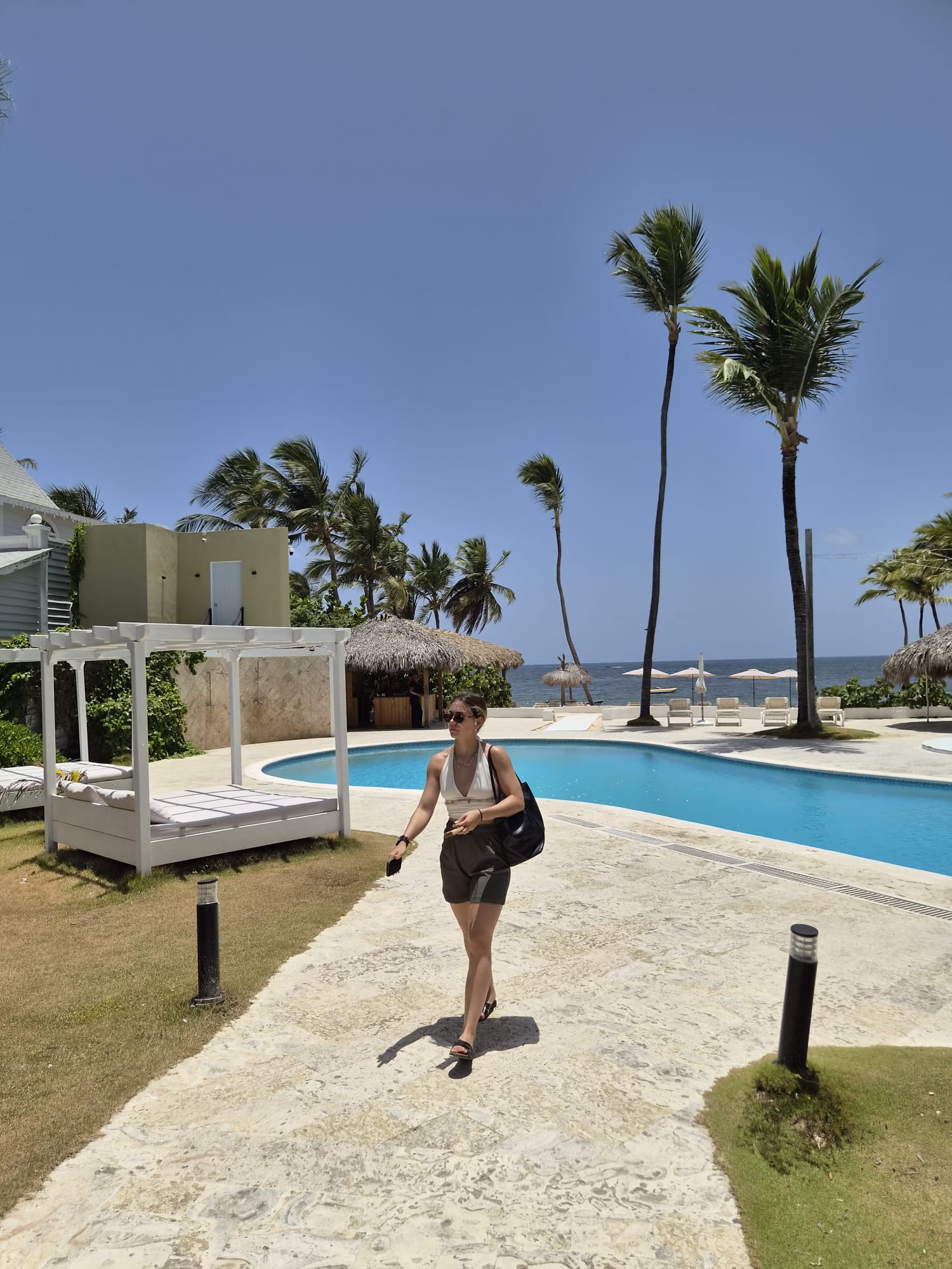 Au bord de la piscine du Zel